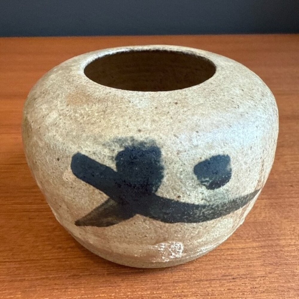 1977 wild crafted adorable little vase signed with Asian symbol art pottery